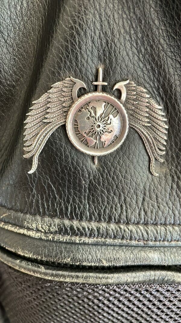 Broche UR